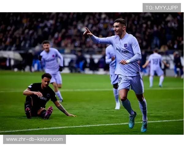 哈维尼亚训练中展现外脚背射门,技术细节受关注